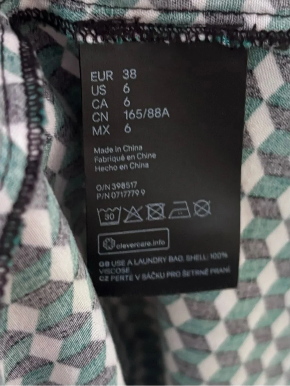 H&M| Optical 3D Geometric Green Black & White Midi v-Neck Long Sleeve Dress Sz 6 - Picture 7 of 7